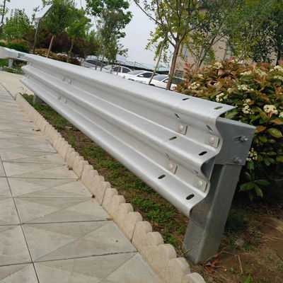 Barrière de sécurité routière avec revêtement en zinc 550-600 g/m2