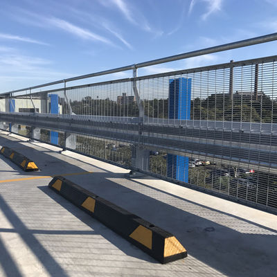 Barrière de sécurité routière en Amérique du Sud Q235 Q345 Barrière de protection routière en acier avec revêtement en zinc
