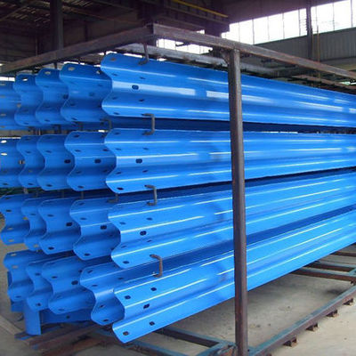 Sécurité extérieure W Beam Highway Guardrail avec des dimensions et des caractéristiques personnalisées