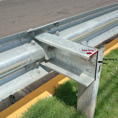 Barrière de sécurité routière en acier galvanisé standard AASHTO M-180 avec bloc d'espacement trapézoïde utilisé pour la sécurité routière