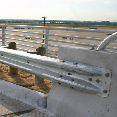Couleur personnalisée en acier recouvert de protection de route ondulée avec borne de fin de pont pour la route
