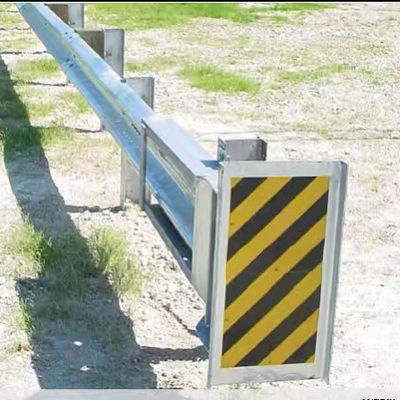 Barrière de protection routière galvanisée à l'aide de poutres de pneus à trempage à chaud avec extrémité de terminal en acier SKT Exporté en Afrique