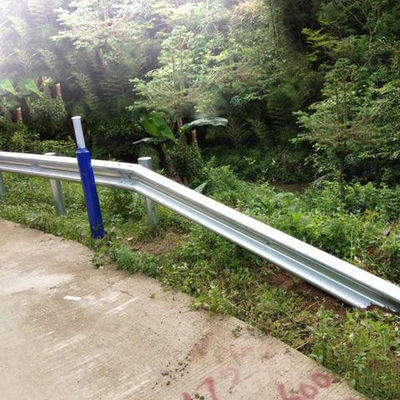 S235jr Garde routière Barrière de circulation avec borne d'ancrage Pour la sécurité routière