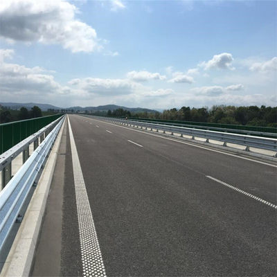 AASHTO M-180 Standard galvanisé de protection routière en acier avec poste de clôture ronde exporté en Afrique