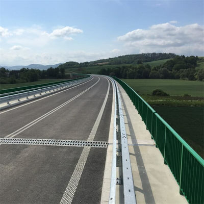 Barrière de sécurité de trois vagues en acier pour les autoroutes avec la norme AASHTO M-180 et la sécurité extérieure