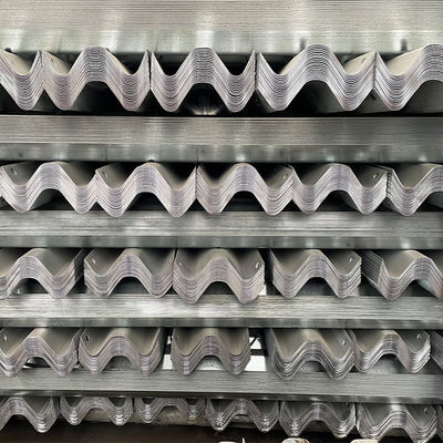 Trois garde-corps routiers à poutres ondulées exportés vers l'Afrique avec revêtement en zinc 550-600 g/m2