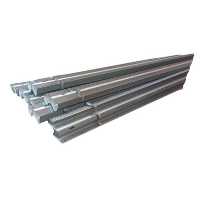 Barrière de protection de l'acier routier W-Beam galvanisée avec Q345 Strip Steel Matériau de base