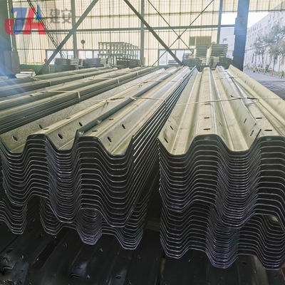 Barrière de protection de l'acier routier W-Beam galvanisée avec Q345 Strip Steel Matériau de base