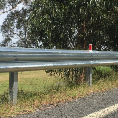Barrière de protection de l'acier routier W-Beam galvanisée avec Q345 Strip Steel Matériau de base