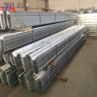 Barrière de protection de l'acier routier W-Beam galvanisée avec Q345 Strip Steel Matériau de base