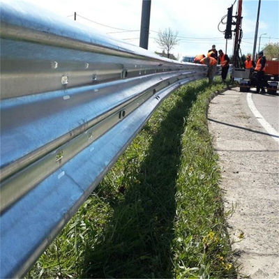 Barrière de protection de l'acier routier W-Beam galvanisée avec Q345 Strip Steel Matériau de base