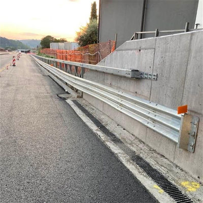 Enduit en zinc sur mesure, garde-corps de la route à poutre avec caractéristiques de sécurité améliorées