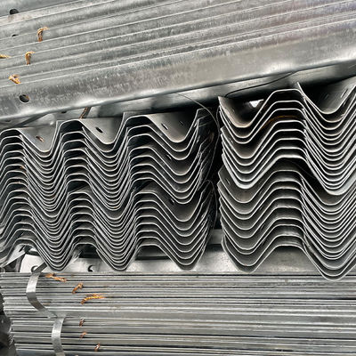 2.7 mm/3.0 mm Épaisseur d'acier galvanisé W poutre garde-corps pour la sécurité routière Q235 Q345