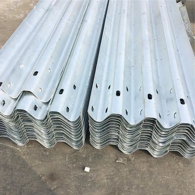 Sécurité extérieure galvanisée W Beam Highway Guardrail à bas pour les applications