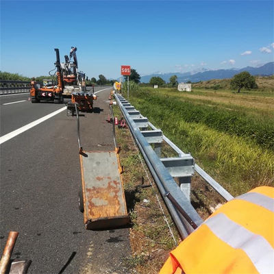 Barreaux de protection routière à poutre W avec matériau Q235 Q345 et finition en poudre galvanisée
