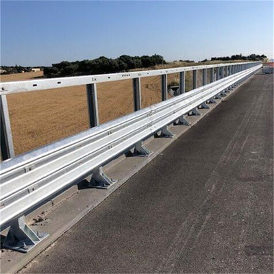 Q235 Q345 Barrière de sécurité routière en acier galvanisé revêtu de poudre avec sécurité extérieure