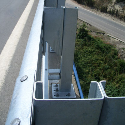 Barrière de protection de la route personnalisée C Post galvanisée à chaud pour la sécurité routière