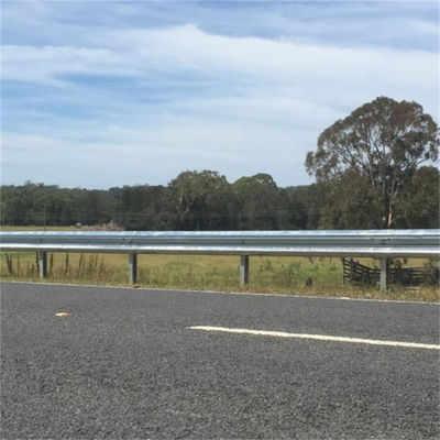 Galvanisé S355jr Q355B A36 acier W poutre garde-corps d'autoroute AASHTO M-180 standard