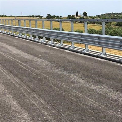 Barrière de protection de la route galvanisée à poutre W avec technologie galvanisée à chaud et laminée à froid