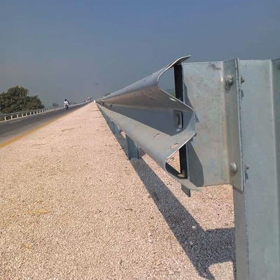 AASHTO M-180 Standard galvanisé à chaud Q235 Q345 Barrière de sécurité routière en acier de type U